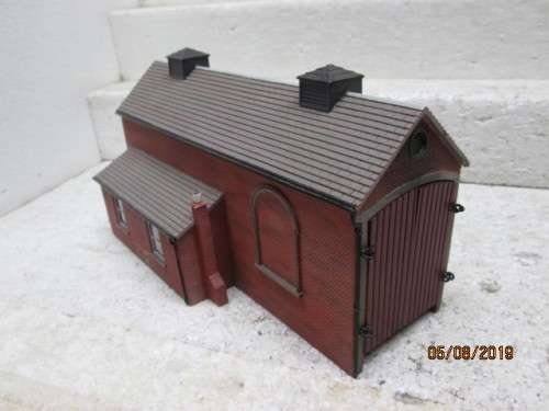 OO SCALE : HORNBY HOBBIES ENGINE SHED (RESIN TYPE) - LOT 15X