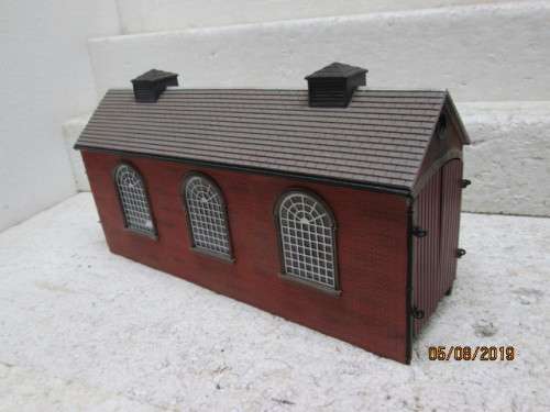 OO SCALE : HORNBY HOBBIES ENGINE SHED (RESIN TYPE) - LOT 15X