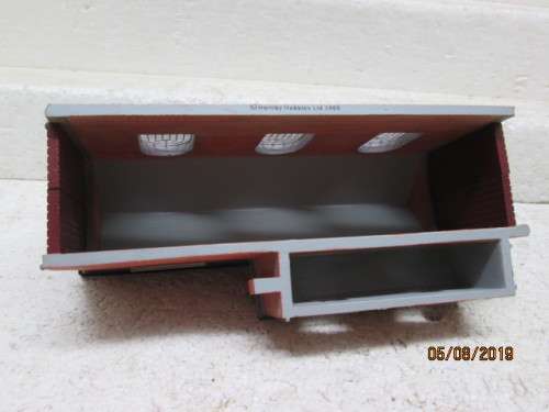 OO SCALE : HORNBY HOBBIES ENGINE SHED (RESIN TYPE) - LOT 15X