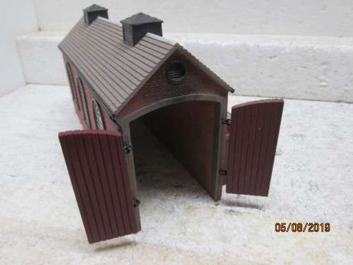 OO SCALE : HORNBY HOBBIES ENGINE SHED (RESIN TYPE) - LOT 15X