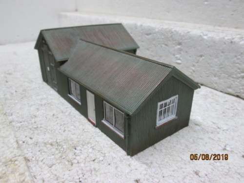 OO SCALE : HORNBY HOBBIES SHED (RESIN TYPE) - LOT 20X