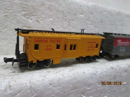 N SCALE : ATLAS x3 BOX CARS PLUS GUARD VAN - LOT 498X