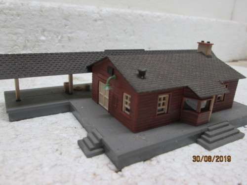 N SCALE : STATION BUILDING WITH PLATFORMS - LOT 519X