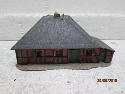 N SCALE : LARGE SHED WITH PATCHED ROOF - LOT 526X