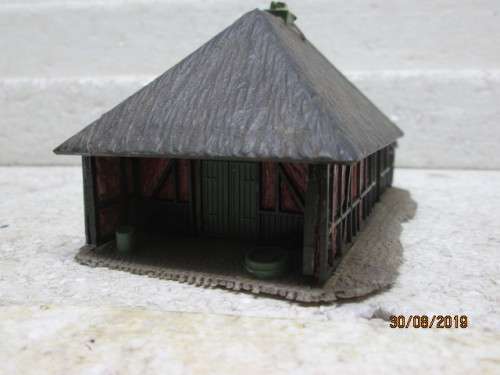 N SCALE : LARGE SHED WITH PATCHED ROOF - LOT 526X