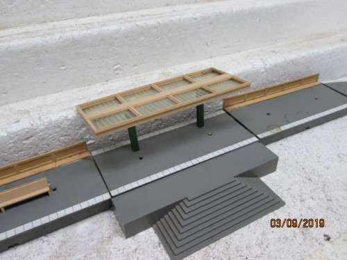 OO SCALE : TRI-ANG PLATFORMS + STATION CANOPY - LOT 579X