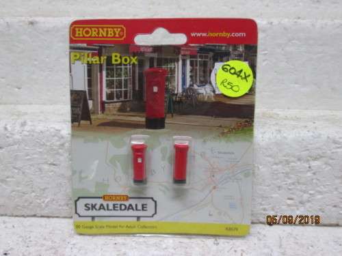 OO SCALE : HORNBY x2 PILLAR POST BOXES (BOXED) - LOT 604X