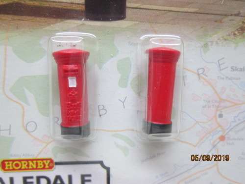 OO SCALE : HORNBY x2 PILLAR POST BOXES (BOXED) - LOT 604X