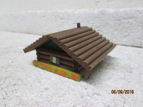 HO SCALE : SMALL LOG CABIN - LOT 622X