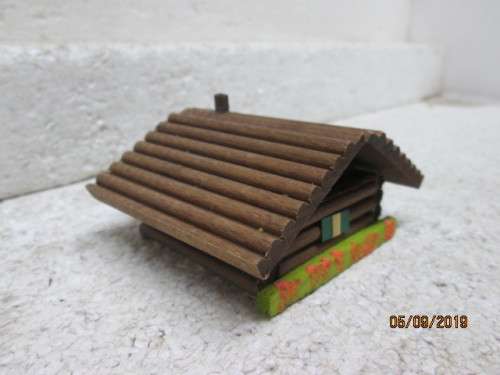 HO SCALE : SMALL LOG CABIN - LOT 622X
