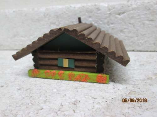 HO SCALE : SMALL LOG CABIN - LOT 622X