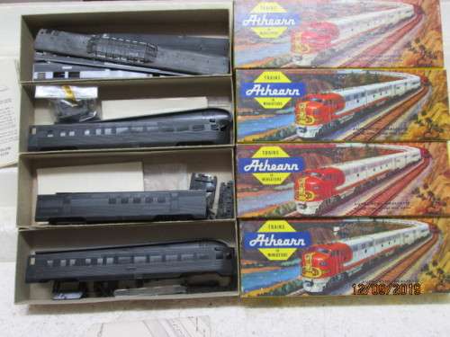 HO SCALE : ATHEARN x4 UNDECORATED PASSENGER COACH KITS (BOXED) - LOT 672X