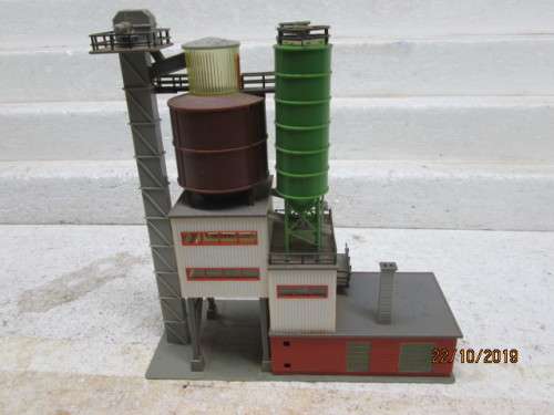 HO SCALE : FALLER INDUSTRIAL SILOS - LOT 75Y