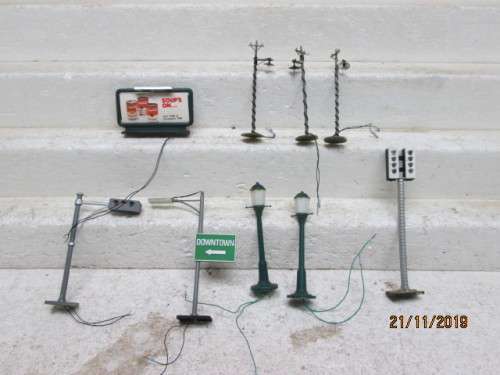 HO SCALE : SCENERY : ELECTRIFIED SIGNS ETC. x9 - LOT 581Y