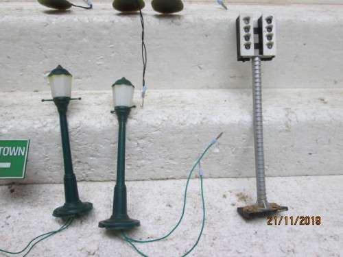 HO SCALE : SCENERY : ELECTRIFIED SIGNS ETC. x9 - LOT 581Y