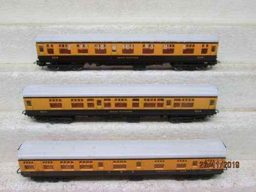 HO SCALE : LIMA GREAT WESTERN x3 COACHES (BOXED) - LOT 675Y