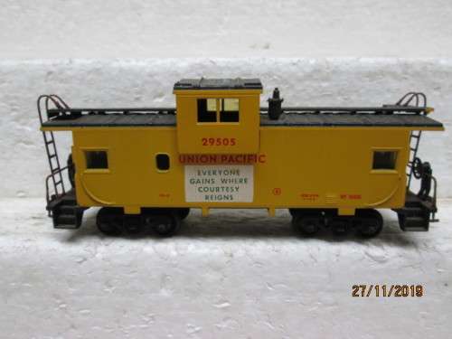HO SCALE : ATHEARN UNION PACIFIC CABOOSE (BOXED) - LOT 697Y
