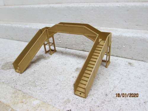 OO SCALE : HORNBY DUBLO DOUBLE RAIL FOOTBRIDGE - LOT 922Y