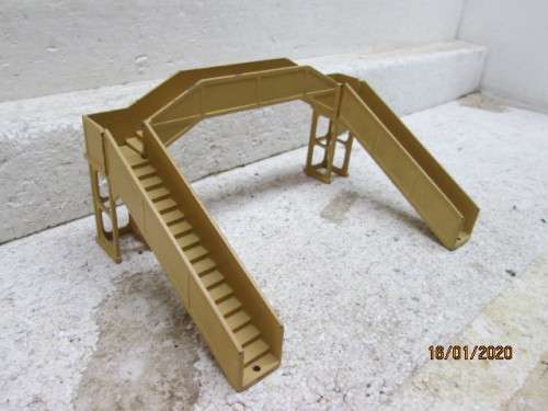 OO SCALE : HORNBY DUBLO DOUBLE RAIL FOOTBRIDGE - LOT 922Y