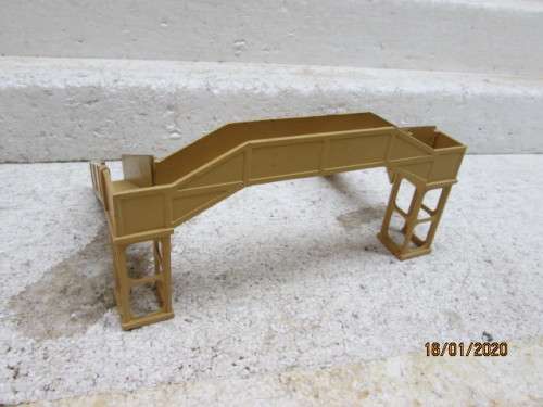 OO SCALE : HORNBY DUBLO DOUBLE RAIL FOOTBRIDGE - LOT 922Y