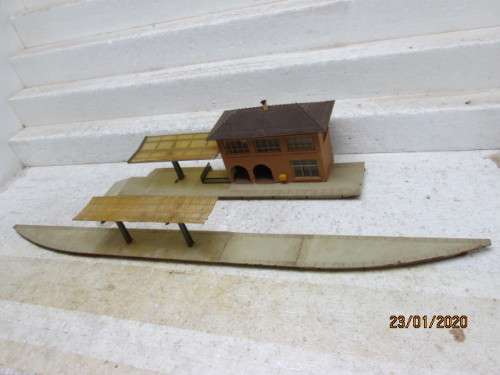 HO SCALE : FALLER STATION BUILDING WITH EXTRA PLATFORM - LOT 53z