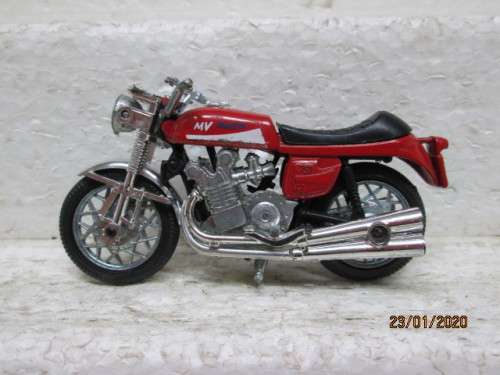 DIE CAST : MV AGUSTA 750 GT MOTORBIKE - LOT 65z