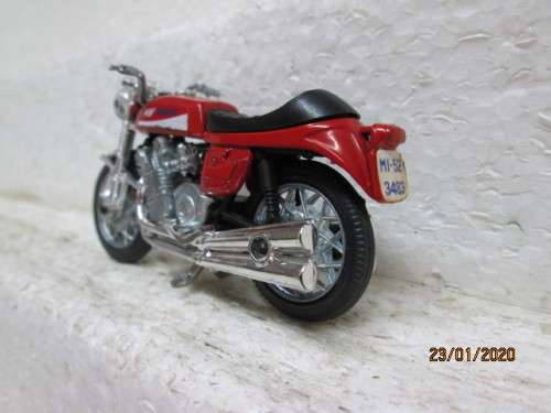 DIE CAST : MV AGUSTA 750 GT MOTORBIKE - LOT 65z