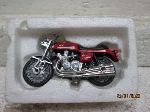DIE CAST : MV AGUSTA 750 GT MOTORBIKE - LOT 65z