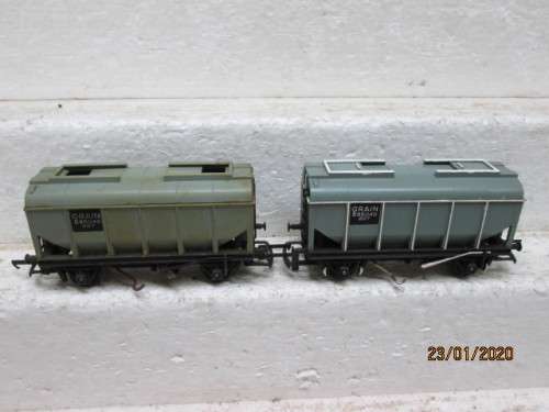 OO SCALE : HORNBY / TRI-ANG x2 CLOSED GRAIN HOPPERS (AUTO OFF-LOADING) - LOT 74z