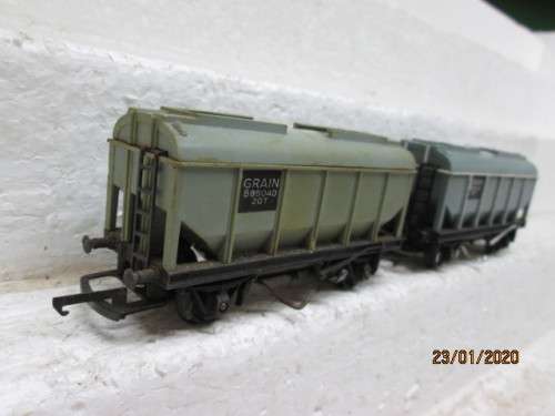 OO SCALE : HORNBY / TRI-ANG x2 CLOSED GRAIN HOPPERS (AUTO OFF-LOADING) - LOT 74z