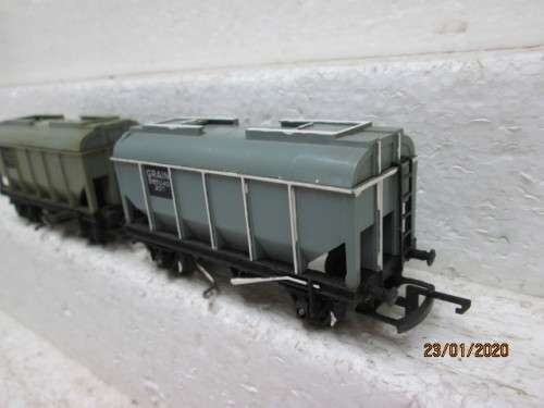 OO SCALE : HORNBY / TRI-ANG x2 CLOSED GRAIN HOPPERS (AUTO OFF-LOADING) - LOT 74z