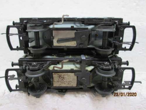 OO SCALE : HORNBY / TRI-ANG x2 CLOSED GRAIN HOPPERS (AUTO OFF-LOADING) - LOT 74z