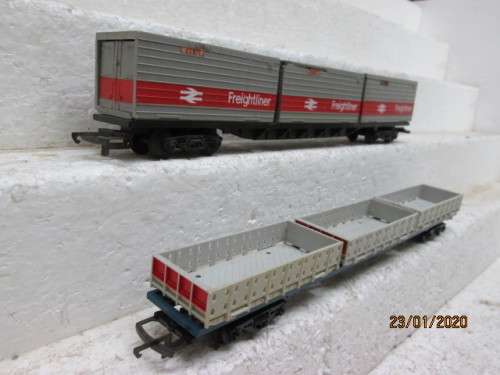 OO SCALE : HORNBY x2 LONG FLAT CAR WAGONS WITH LOADS - LOT 81z