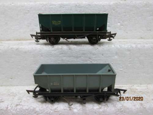 OO SCALE : TRI-ANG x2 SHORT OPEN HOPPERS (AUTO OFF-LOADING) - LOT 89z