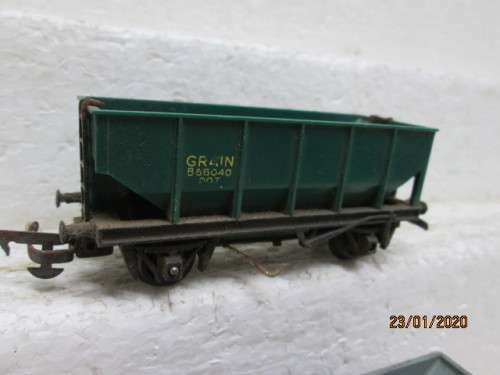 OO SCALE : TRI-ANG x2 SHORT OPEN HOPPERS (AUTO OFF-LOADING) - LOT 89z