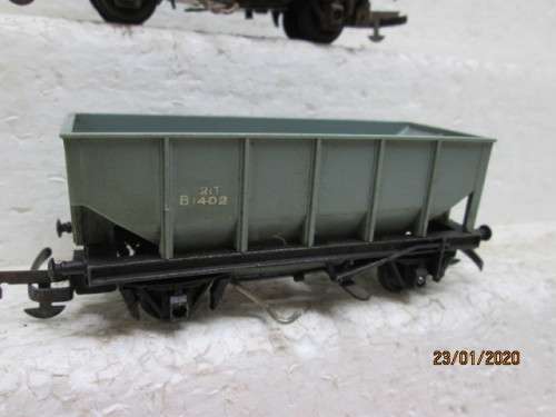 OO SCALE : TRI-ANG x2 SHORT OPEN HOPPERS (AUTO OFF-LOADING) - LOT 89z