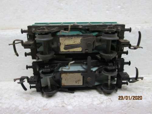 OO SCALE : TRI-ANG x2 SHORT OPEN HOPPERS (AUTO OFF-LOADING) - LOT 89z