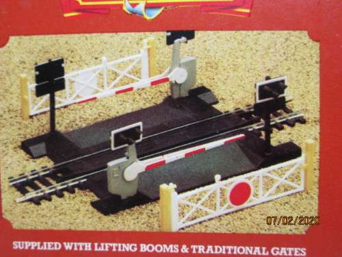 OO SCALE : HORNBY SINGLE TRACK LEVEL CROSSING R645 (BOXED) - LOT 193z