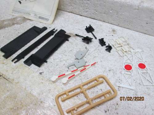 OO SCALE : HORNBY SINGLE TRACK LEVEL CROSSING R645 (BOXED) - LOT 193z