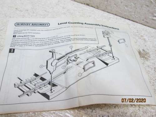 OO SCALE : HORNBY SINGLE TRACK LEVEL CROSSING R645 (BOXED) - LOT 193z