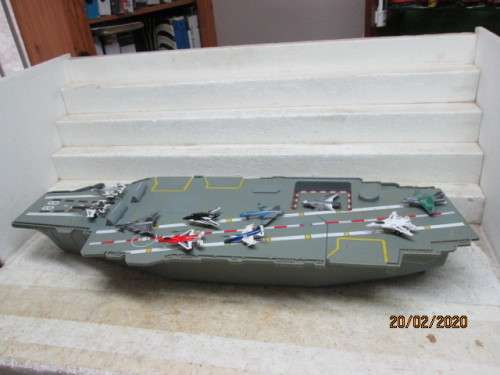LARGE AIRCRAFT CARRIER SHIP - LOT 455z