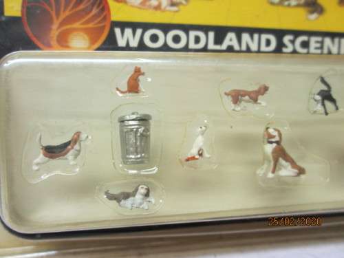 HO SCALE : WOODLANDS SCENICS - DOGS & CATS FIGURINES x10 WITH EQUIPMENT (BOXED) - LOT 494z
