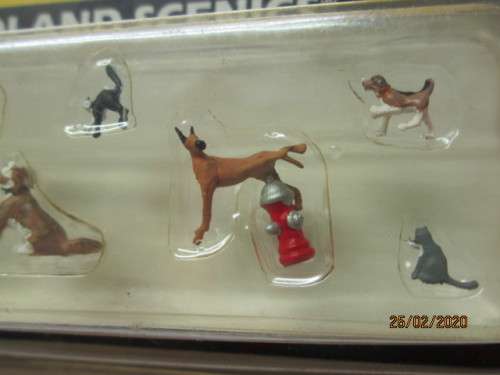 HO SCALE : WOODLANDS SCENICS - DOGS & CATS FIGURINES x10 WITH EQUIPMENT (BOXED) - LOT 494z