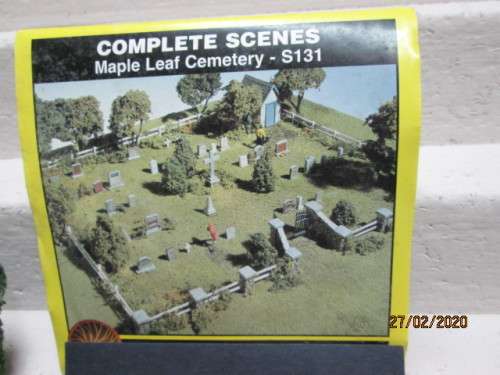 HO SCALE : WOODLANDS SCENICS : MAPLE LEAF CEMETERY KIT (BOXED) - LOT 536z