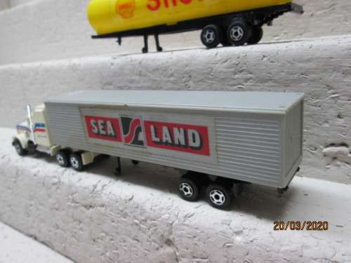 HO SCALE : ROAD CONTAINER TRUCK WITH SPARE TANKER TRAILER - LOT 619z