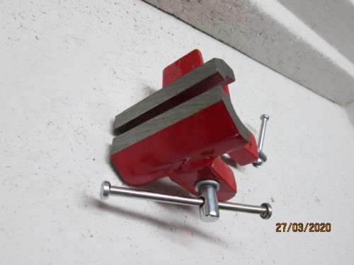 HO SCALE : MODEL WORK MINI METAL VICE - LOT 486BB