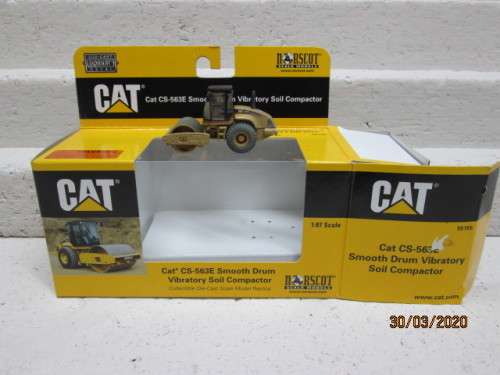 HO SCALE : NORSCOT CAT CS-563E SMOOTH DRUM VIBRATORY SOIL COMPACTOR (BOXED) - LOT 671z