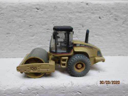 HO SCALE : NORSCOT CAT CS-563E SMOOTH DRUM VIBRATORY SOIL COMPACTOR (BOXED) - LOT 671z