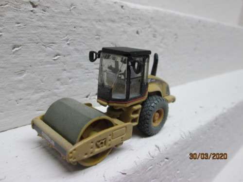HO SCALE : NORSCOT CAT CS-563E SMOOTH DRUM VIBRATORY SOIL COMPACTOR (BOXED) - LOT 671z