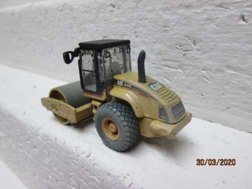 HO SCALE : NORSCOT CAT CS-563E SMOOTH DRUM VIBRATORY SOIL COMPACTOR (BOXED) - LOT 671z
